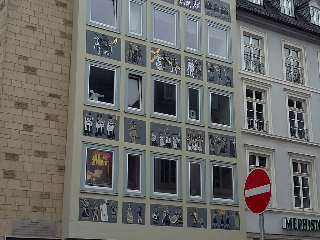 Hausfassade mit Fenstern und Auslagen in der Altstadt.